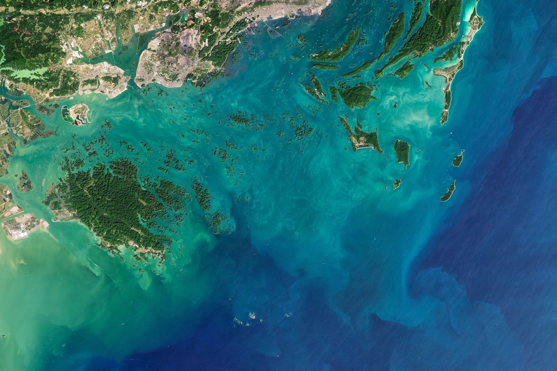 Ha Long Bay Vietnam limestone islands emerald water — điểm nhấn của lộ trình miền Bắc