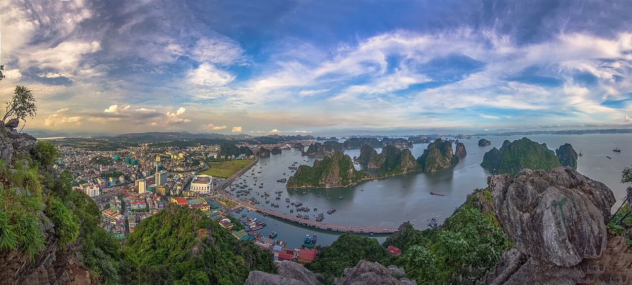 Bai Tu Long Bay