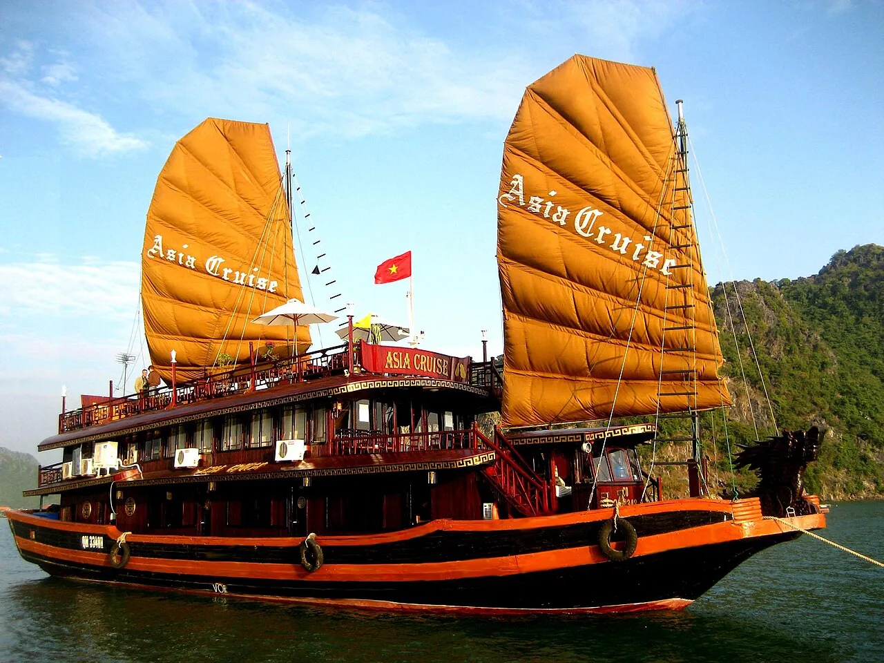 Bai Tu Long Bay