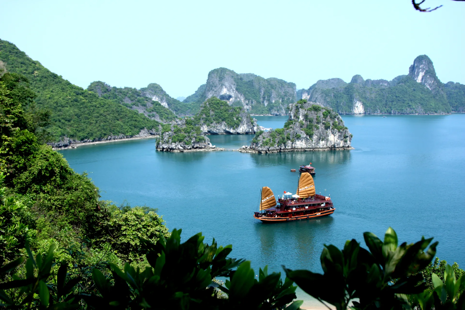 Ha Long Bay vs Lan Ha Bay: Which Should You Visit?