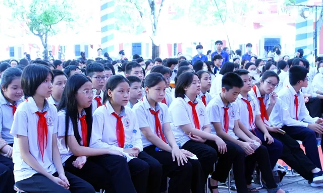 Vietnamese school children in uniform — Vietnam's culture of warmth toward children makes it unusually welcoming for family travellers
